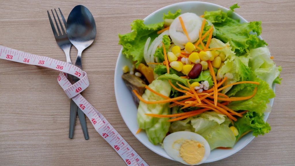 losing weight is one benefits of simply fresh salads