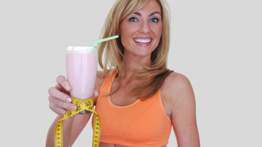 girl drinking the best Shakes To Lose Belly Fat Fast