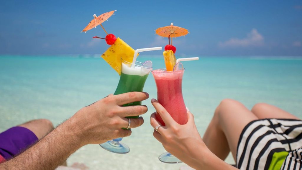 couple enjoying the Hawaiian Sun Drinks