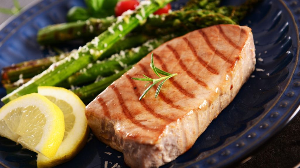 Tuna steak with lemon