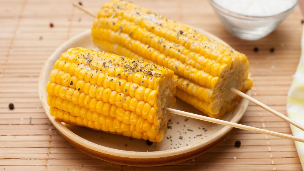 Boiled corn with spices